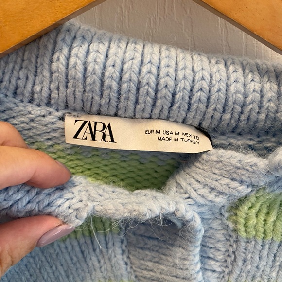 NWT 🏷️ beautiful jacquard Zara sweater with cute flower details. - Picture 3 of 5